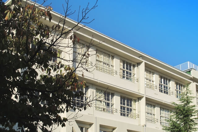 学校の建物の写真